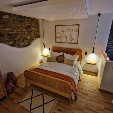 Love hotel Damelys Gourdinne