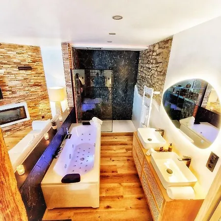 Love hotel Damelys Gourdinne